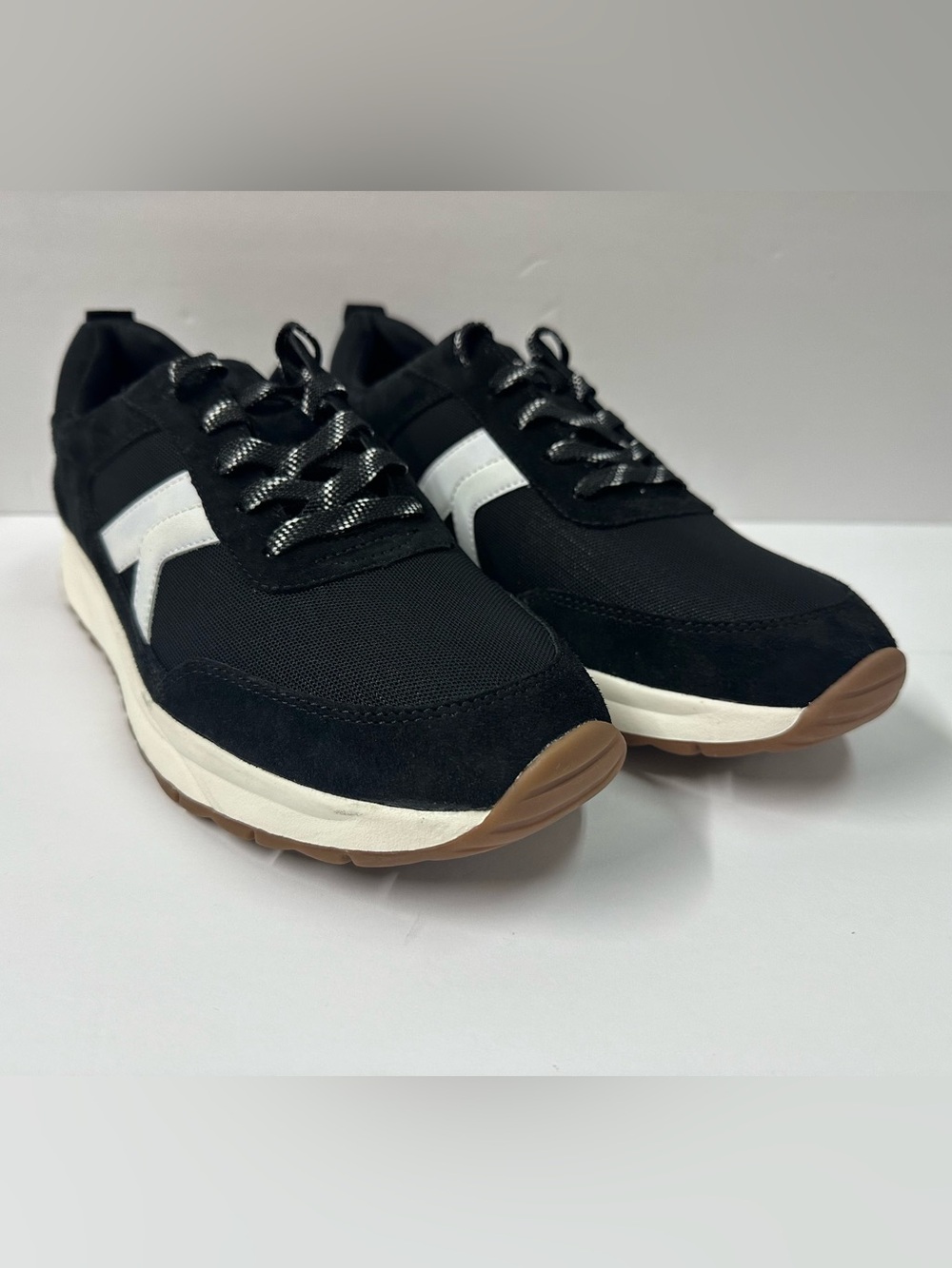 Naturalizer Shay Jogger Sneakers Women’s 12M Black White Gum Sole Leather Retro